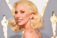 Η Lady Gaga έδωσε συνέντευξη σε ντοκιμαντέρ γυμνόστηθη (φωτο)