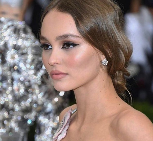 Lily-Rose Depp: Η 18χρονη κόρη του Johnny Depp έχει κάνει δυναμικό check- in στο χώρο της μόδας - Φωτογραφία 6