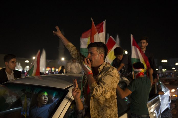 Οι Κούρδοι πανηγυρίζουν για το δημοψήφισμα και οι Τούρκοι τους απειλούν - Φωτογραφία 1