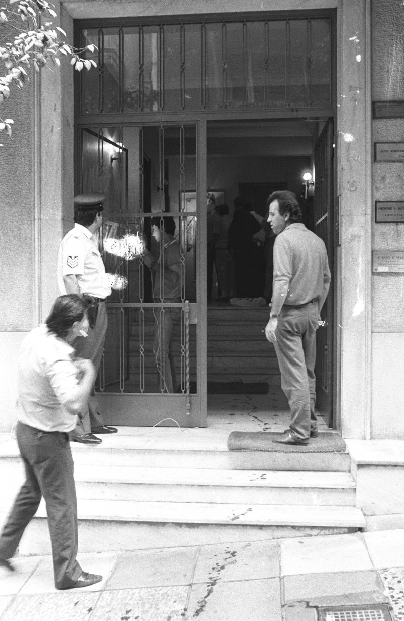 Σαν σήμερα πριν από 28 χρόνια: Ο Παύλος Μπακογιάννης δολοφονείται στην είσοδο του γραφείου του από τη 17Ν [photos - video] - Φωτογραφία 4