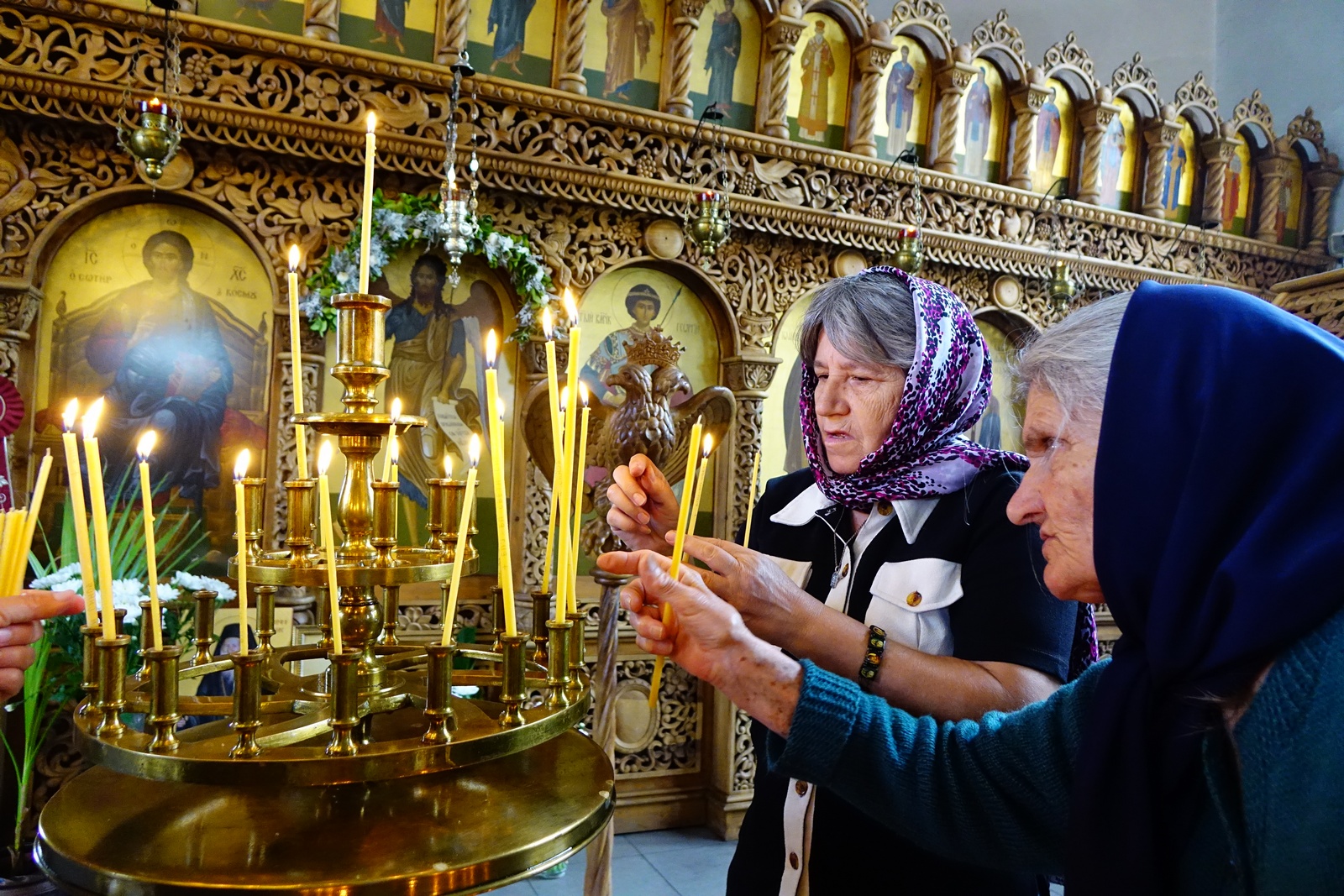 Άγιος Παΐσιος Αγιορείτης: «Ένα κερί προσφέρουμε στον Θεό από ευγνωμοσύνη για τις πλουσιοπάροχες ευλογίες Του, και αυτό να το μουρνταρεύουμε;» - Φωτογραφία 1