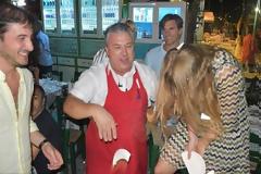 Η πριγκίπισσα Βεατρίκη σπάει πιάτα σε ελληνικό γλέντι στη Σύμη