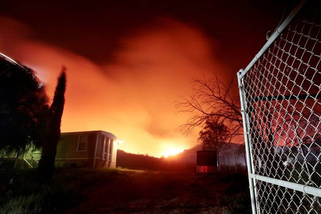 Πύρινη κόλαση στην Καλιφόρνια: Εκκενώνονται σπίτια και σχολεία [photos] - Φωτογραφία 5