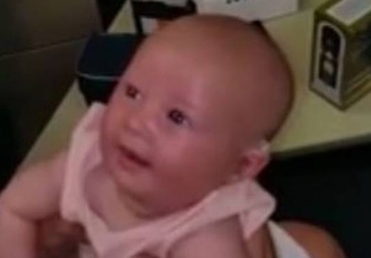 Συγκίνηση: Μωρό με πρόβλημα ακοής χαμογελάει ακούγοντας για πρώτη φορά τη μανούλα του [video] - Φωτογραφία 1