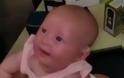 Συγκίνηση: Μωρό με πρόβλημα ακοής χαμογελάει ακούγοντας για πρώτη φορά τη μανούλα του [video]