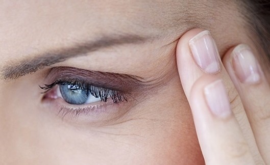 3 τρόποι για εξαφανίσετε τις ρυτίδες γύρω από τα μάτια - Φωτογραφία 1