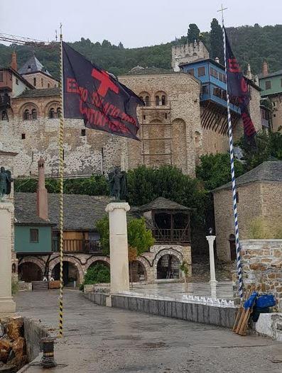 9638 - Σήκωσαν μαύρες σημαίες στην Ιερά Μονή Δοχειαρίου. «Έξω οι Αντίχριστοι από το Άγιον Όρος» - Φωτογραφία 1