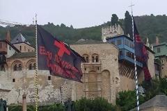 9638 - Σήκωσαν μαύρες σημαίες στην Ιερά Μονή Δοχειαρίου. «Έξω οι Αντίχριστοι από το Άγιον Όρος»
