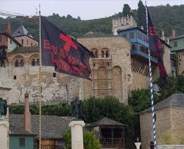 Άγιο Όρος – Σήκωσαν μαύρες σημαίες στην Ι.Μ. Δοχειαρίου που αναγράφουν: «Έξω οι Αντίχριστοι από το Άγιον Όρος» - Φωτογραφία 1