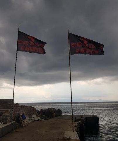 Μαύρες σημαίες κατά του Τσίπρα στο Άγιο Όρος: Έξω οι Αντίχριστοι [photos] - Φωτογραφία 2