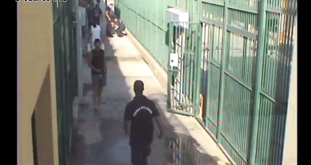Σοκ στις φυλακές: Στη δημοσιότητα βίντεο με άγριο ξυλοδαρμό δεσμοφύλακα απο κρατούμενο - Φωτογραφία 1