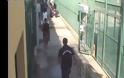 Σοκ στις φυλακές: Στη δημοσιότητα βίντεο με άγριο ξυλοδαρμό δεσμοφύλακα απο κρατούμενο - Φωτογραφία 1