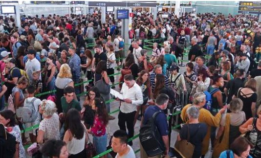 Χάος στα αεροδρόμια του πλανήτη: Κατέρρευσαν τα συστήματα check-in σε ΗΠΑ, Αγγλία, Γαλλία, Ελβετία - Φωτογραφία 1