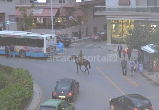 Έβγαλε βόλτα το άλογο στο κέντρο της Τρίπολης [photo] - Φωτογραφία 1