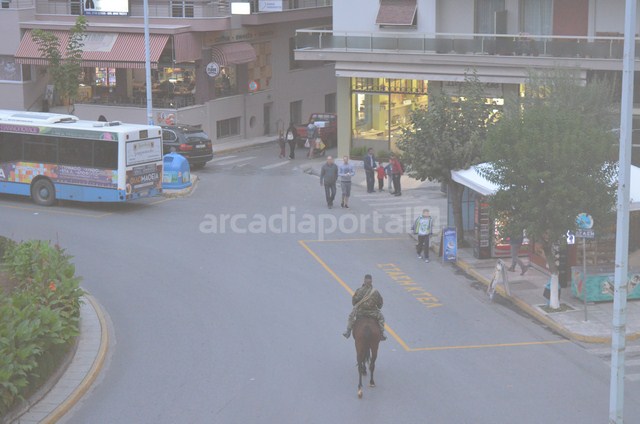 Έβγαλε βόλτα το άλογο στο κέντρο της Τρίπολης [photo] - Φωτογραφία 3