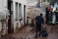 Και ο στρατός στην προσπάθεια να «ξεθάψουν» τη Σαμοθράκη από τη λάσπη    Πηγή: Και ο στρατός στην προσπάθεια να «ξεθάψουν» τη Σαμοθράκη από τη λάσπη | iefimerida.gr