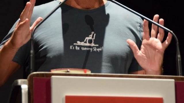 Το... κρυφό μήνυμα του Βαρουφάκη στο μπλουζάκι του! - Φωτογραφία 2