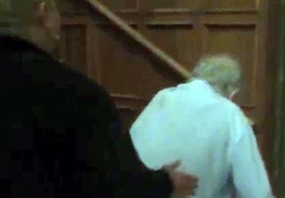 Βίντεο - ντοκουμέντο: Ο Χιου Χέφνερ καταβεβλημένος περπατά με πι - Φωτογραφία 1