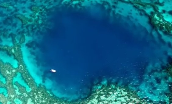 Υπάρχει παράδεισος: Ανακάλυψαν «μπλε τρύπα», αλλά δεν θέλουν να ξέρουμε τις συντεταγμένες της - Φωτογραφία 3