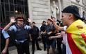 Η ισπανική αστυνομία κλείνει τα εκλογικά κέντρα στην Καταλονία
