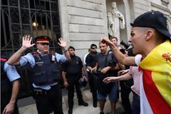 Η ισπανική αστυνομία κλείνει τα εκλογικά κέντρα στην Καταλονία