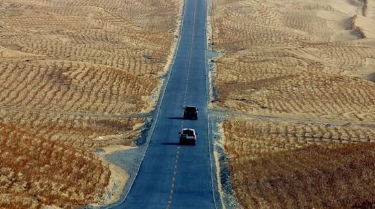 Δείτε τον μεγαλύτερο δρόμο μέσα σε έρημο! [photos] - Φωτογραφία 1