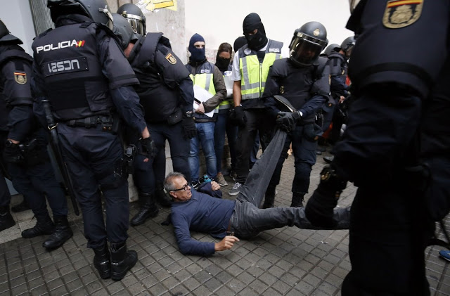 Σκηνές βίας στο δημοψήφισμα της Καταλονίας - Φωτογραφία 10