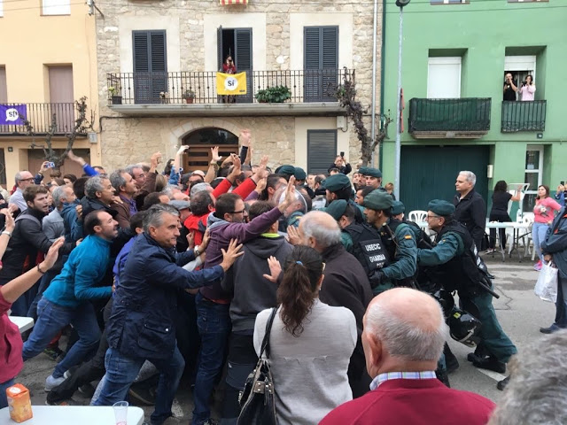 Σκηνές βίας στο δημοψήφισμα της Καταλονίας - Φωτογραφία 12