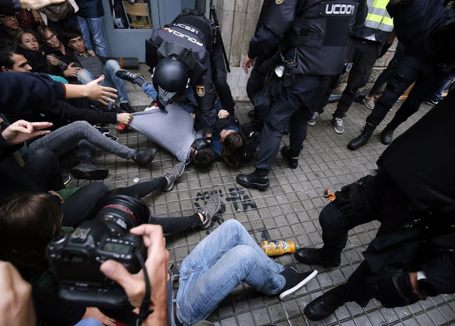 Σκηνές βίας στο δημοψήφισμα της Καταλονίας - Φωτογραφία 13