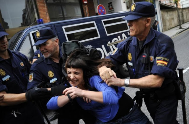 Σκηνές βίας στο δημοψήφισμα της Καταλονίας - Φωτογραφία 16