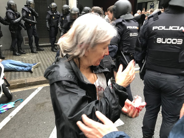 Σκηνές βίας στο δημοψήφισμα της Καταλονίας - Φωτογραφία 17