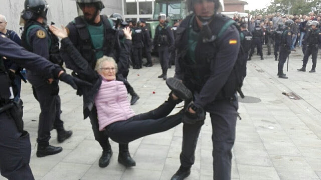 Σκηνές βίας στο δημοψήφισμα της Καταλονίας - Φωτογραφία 19