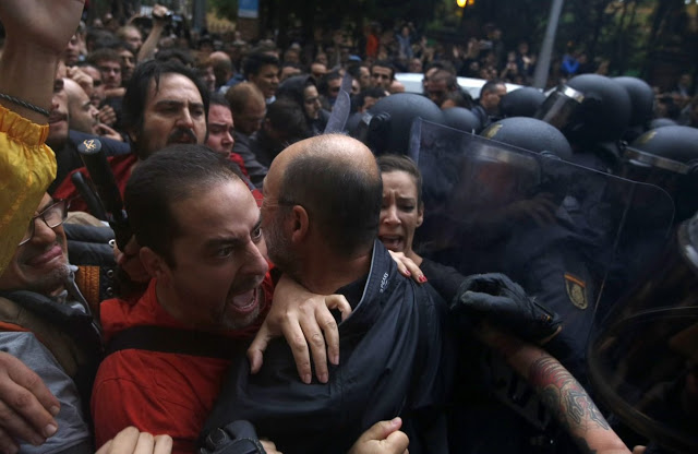 Σκηνές βίας στο δημοψήφισμα της Καταλονίας - Φωτογραφία 2