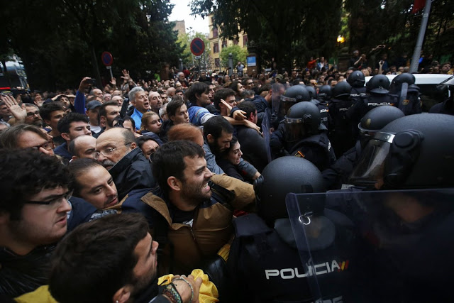 Σκηνές βίας στο δημοψήφισμα της Καταλονίας - Φωτογραφία 20