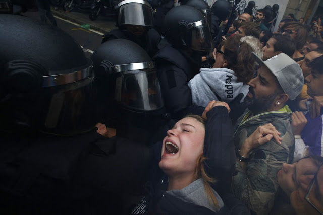 Σκηνές βίας στο δημοψήφισμα της Καταλονίας - Φωτογραφία 4
