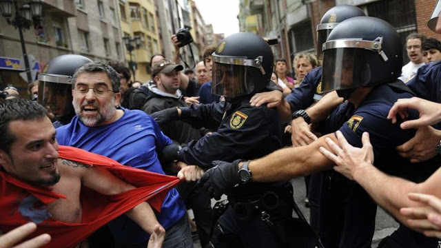 Σκηνές βίας στο δημοψήφισμα της Καταλονίας - Φωτογραφία 5