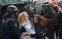 Σκηνές βίας στο δημοψήφισμα της Καταλονίας - Φωτογραφία 8