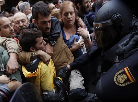 Καταλονία: Επεισόδια μεταξύ πολιτών και αστυνομίας έξω από εκλογικά κέντρα - Φωτογραφία 1