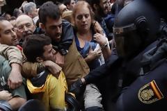 Καταλονία: Επεισόδια μεταξύ πολιτών και αστυνομίας έξω από εκλογικά κέντρα