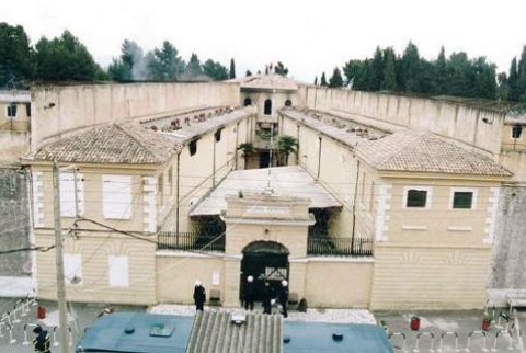 Απίστευτη απόπειρα απόδρασης στις φυλακές Κέρκυρας: Ισοβίτης πήδηξε από τον πανύψηλο τοίχο, έσπασε τα... - Φωτογραφία 1