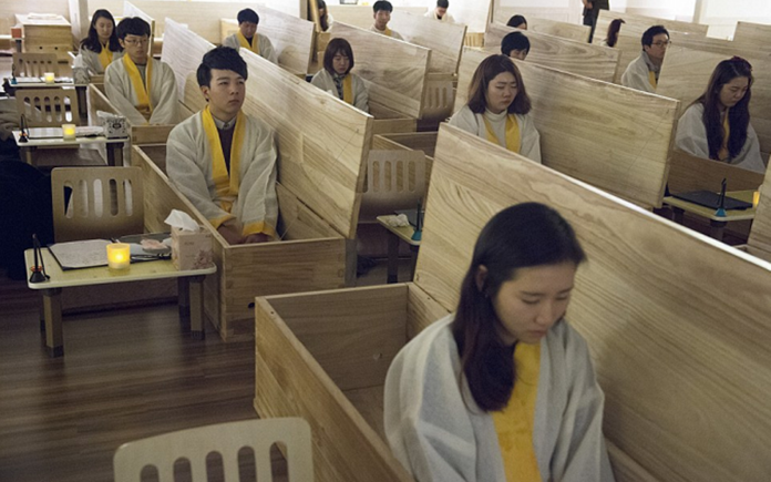 Γιατί οι εργαζόμενοι στην Νότια Κορέα κλείνονται μέσα σε φέρετρα - Φωτογραφία 1