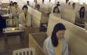 Γιατί οι εργαζόμενοι στην Νότια Κορέα κλείνονται μέσα σε φέρετρα