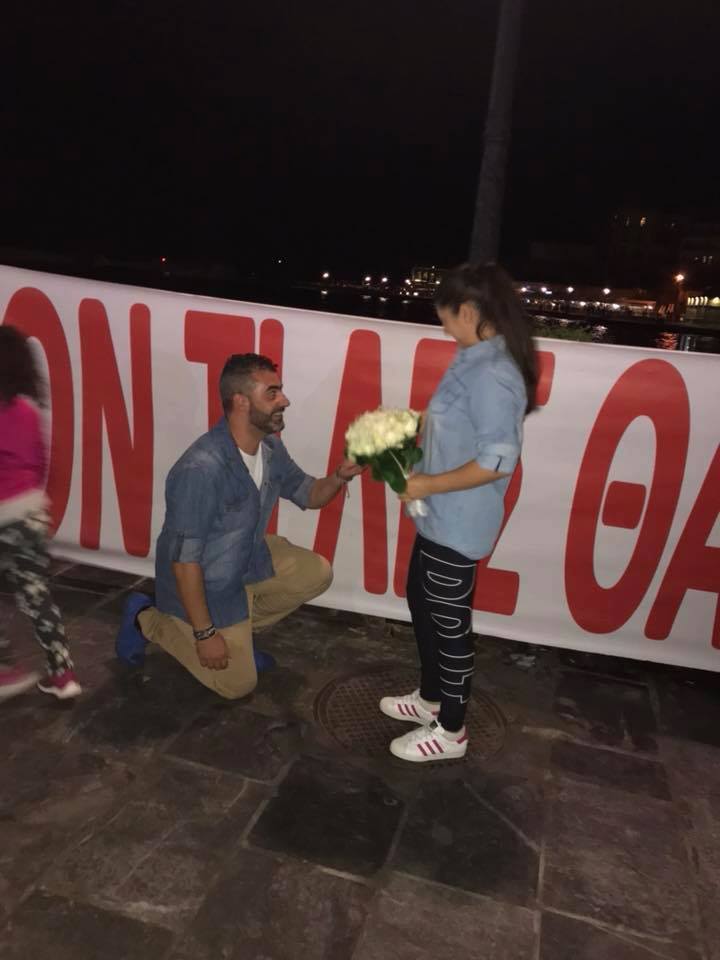 Χανιώτης τραγουδιστής έκανε πρόταση γάμου με πανό στο Παλιό Λιμάνι [photos] - Φωτογραφία 2