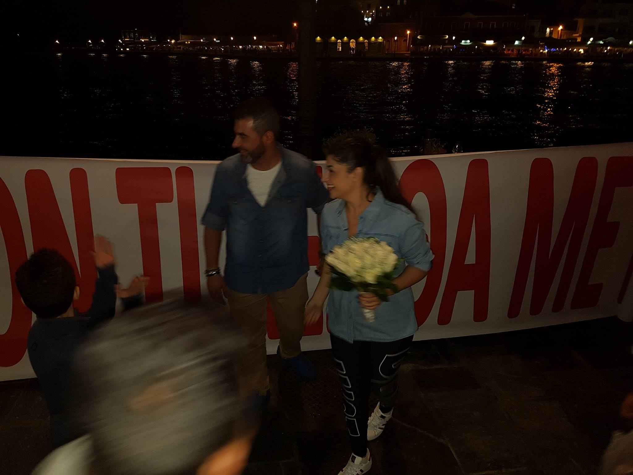 Χανιώτης τραγουδιστής έκανε πρόταση γάμου με πανό στο Παλιό Λιμάνι [photos] - Φωτογραφία 4