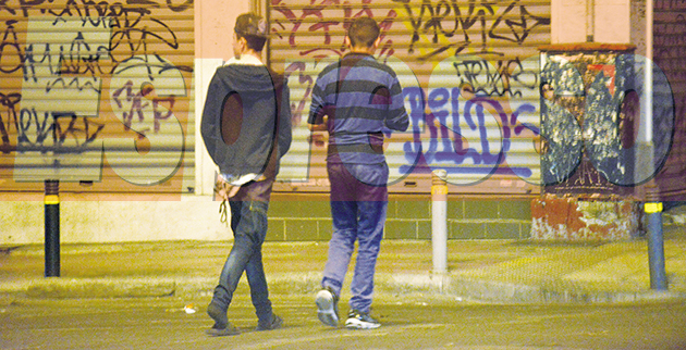 Ανήλικοι λαθρομετανάστες ψωνίζονται στον δρόμο για μια χούφτα ευρώ - Φωτορεπορτάζ-σοκ - Φωτογραφία 6