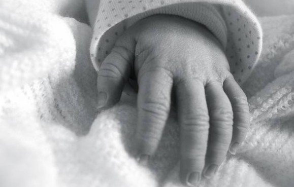 ΣΟΚ: Μητέρα πέταξε το νεογέννητο μωρό της στην αποχέτευση - Φωτογραφία 1