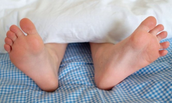 Ύπνος: Το “κόλπο” με τα πόδια σας για να κοιμηθείτε πιο εύκολα - Φωτογραφία 1