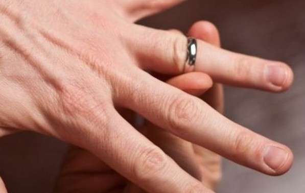 Πώς βγαίνει το δαχτυλίδι που έχει κολλήσει στο δάχτυλο [video] - Φωτογραφία 1