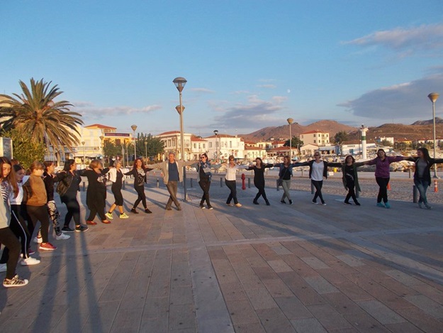 Λήμνος: Χόρεψαν μπροστά στο Δημαρχείο Λήμνου για να μην μείνουν «άστεγοι»! - Φωτογραφία 4