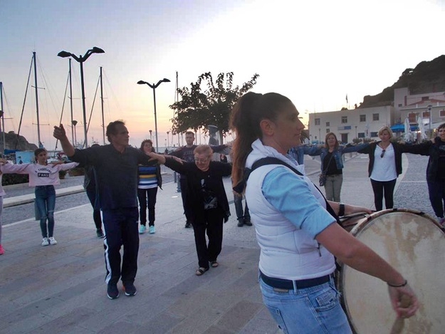 Λήμνος: Χόρεψαν μπροστά στο Δημαρχείο Λήμνου για να μην μείνουν «άστεγοι»! - Φωτογραφία 6